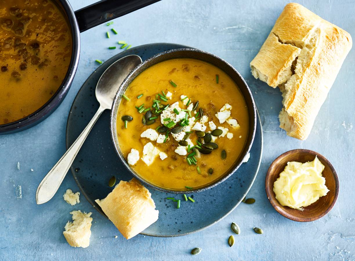 Pompoensoep met linzen, feta & knapperig brood