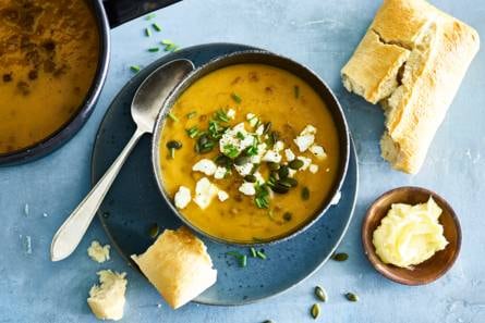 Pompoensoep met linzen, feta & knapperig brood