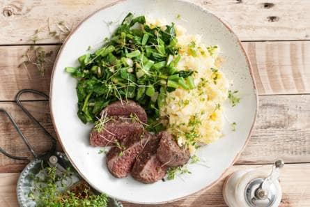 Steak de boeuf met een frisse lentepuree en groenten
