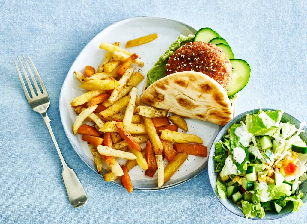 Vegetarische Mexicaanse Chiliburger Met Groentefriet Salade Recept