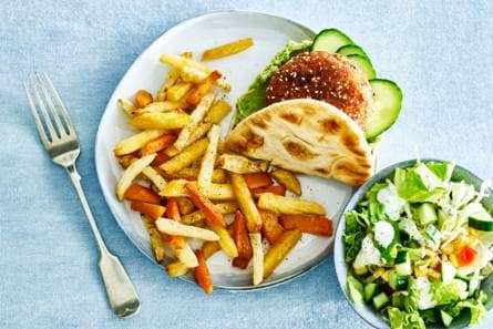 Vegetarische Mexicaanse chiliburger met groentefriet & salade