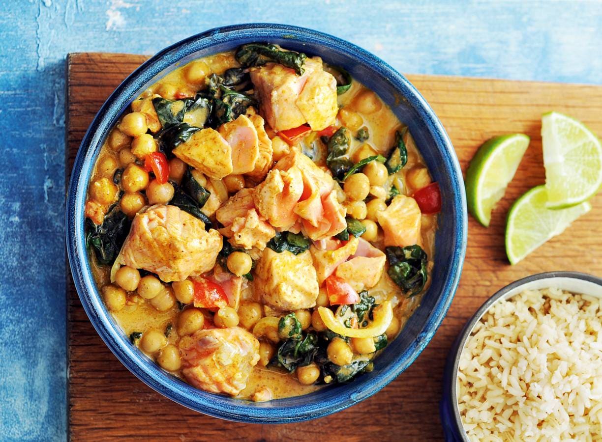 Zalmcurry met spinazie en kikkererwten