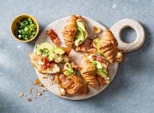 Alle ingrediënten die bij een brunch niet mogen ontbreken: croissants, spek, ei en avocado.