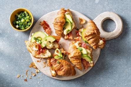 Croissant gevuld met avocado & eitjesalade