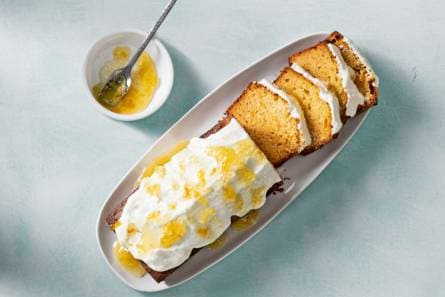 Sinaasappel-gembercake met romige kokostopping