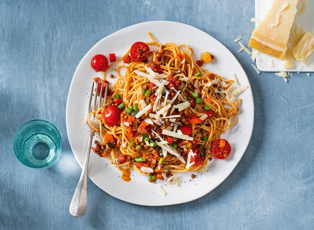 Spaghetti met linzen-tomatensaus & Parmezaanse kaas