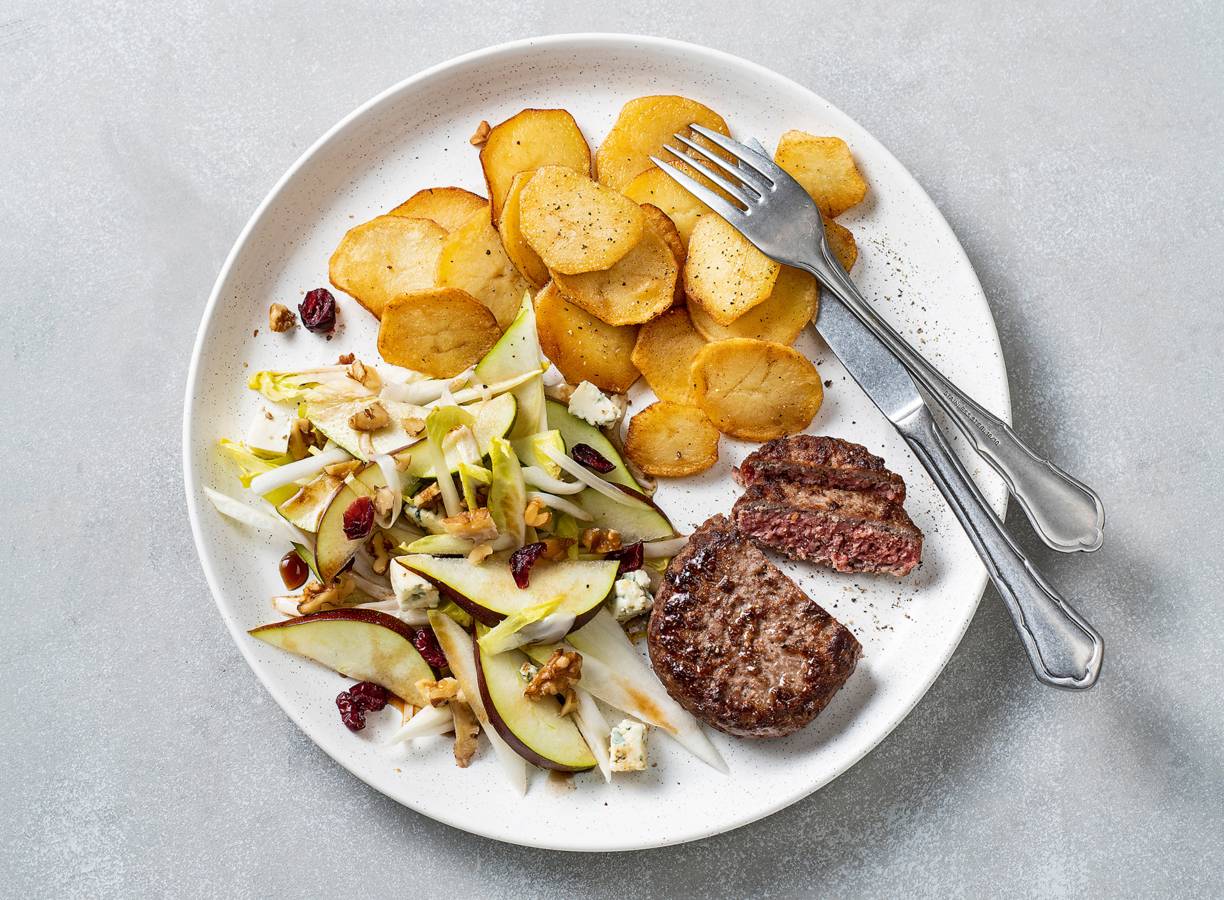Steak de boeuf en witlofsalade met peer en blauwe kaas