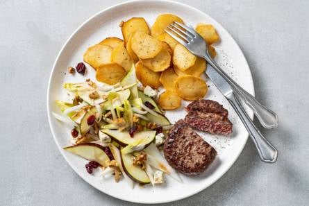 Steak de boeuf en witlofsalade met peer en blauwe kaas