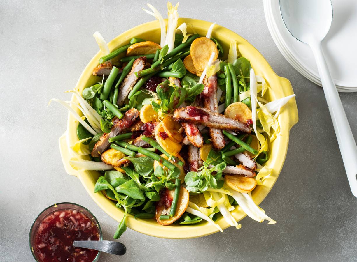 Wienerschnitzelsalade met cranberrysaus
