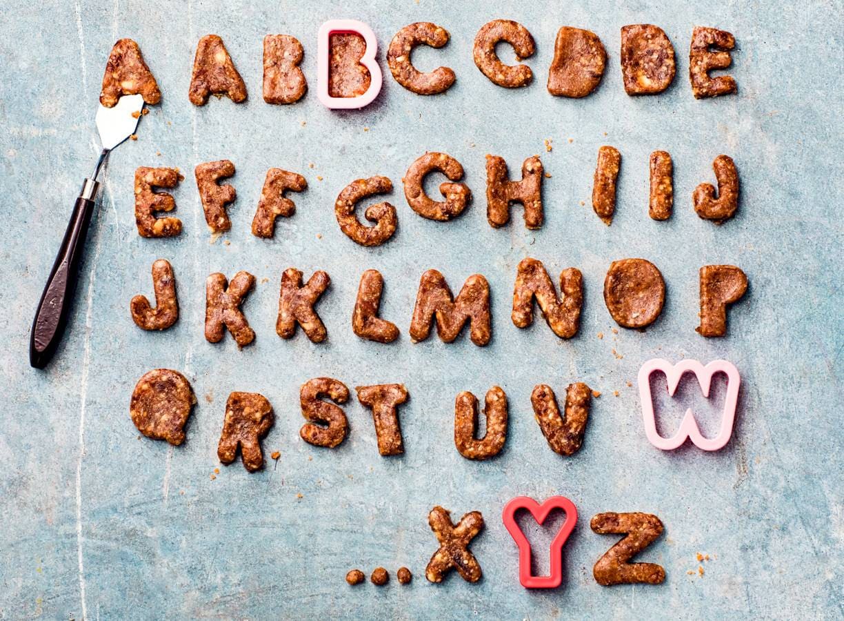 No bake dadel-cashew-letterkoekjes