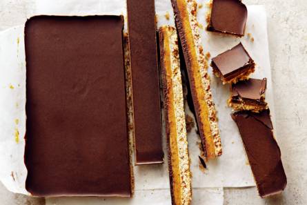 Chocolade-karamelplaatkoek van Donna Hay