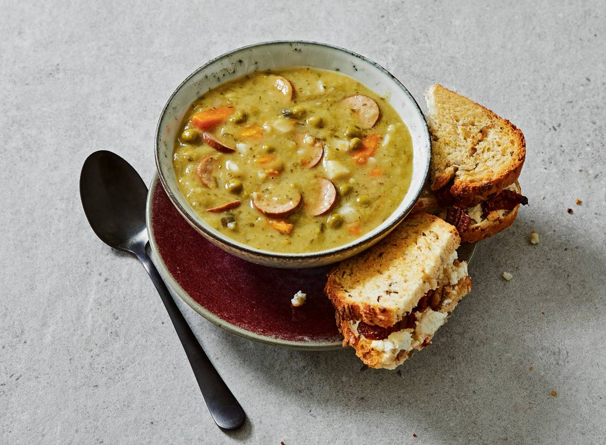 Erwtensoep met tosti geitenkaas-tomaat