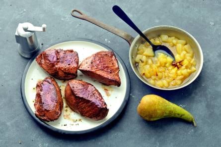 Gebakken hertenbiefstuk met perenchutney