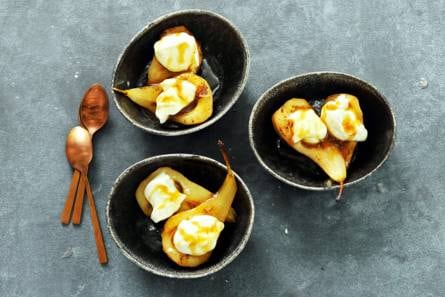 Gebakken karamelpeertjes met crème fraîche