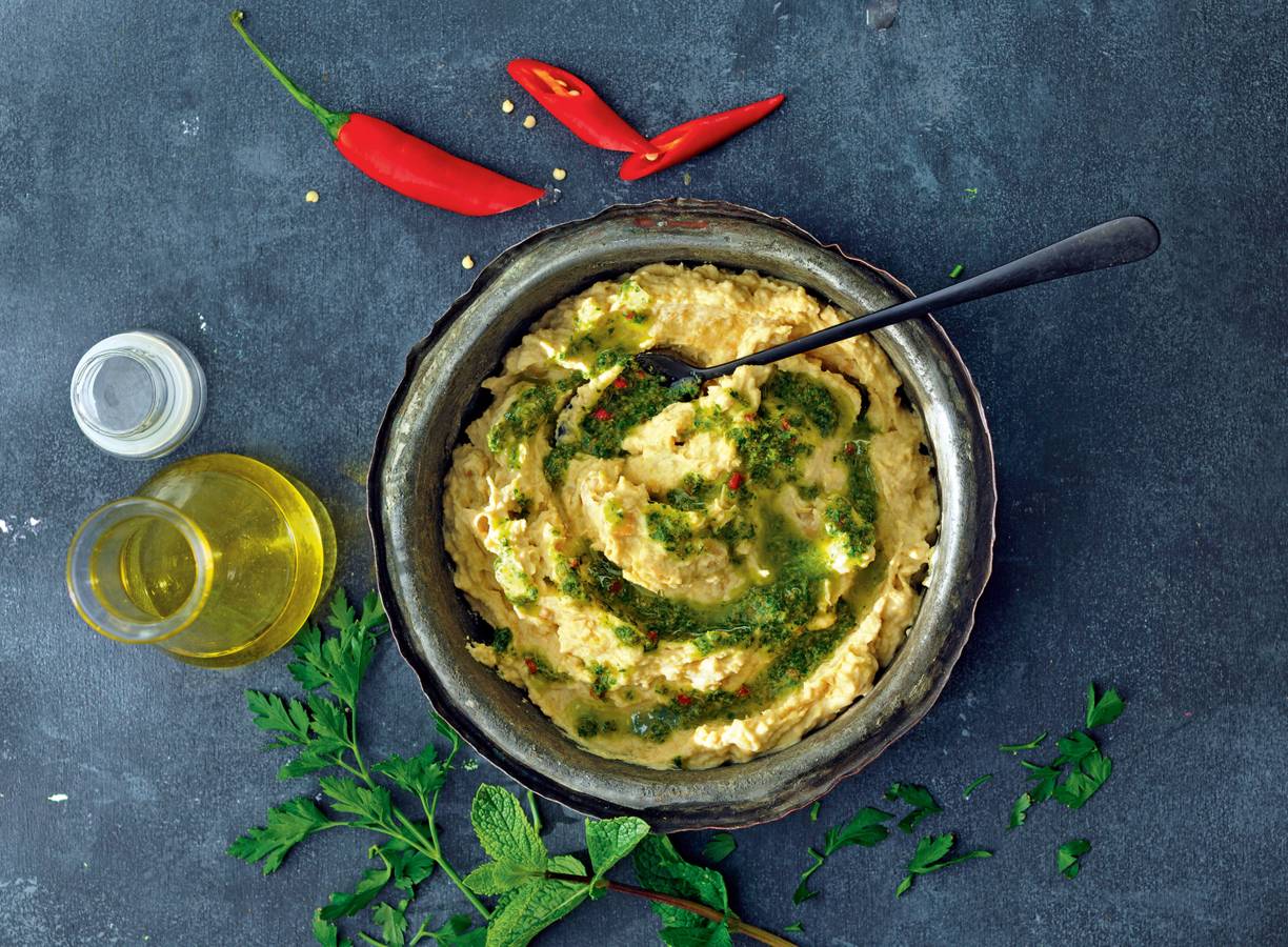 Hummus met pittige kruidenolie