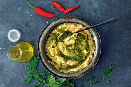 Hummus met pittige kruidenolie