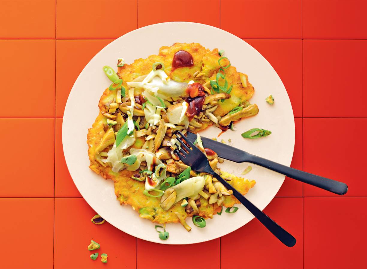 Japanse groentepannenkoek met paddenstoelen (okonomiyaki)