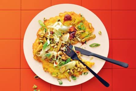 Japanse groentepannenkoek met paddenstoelen (okonomiyaki)