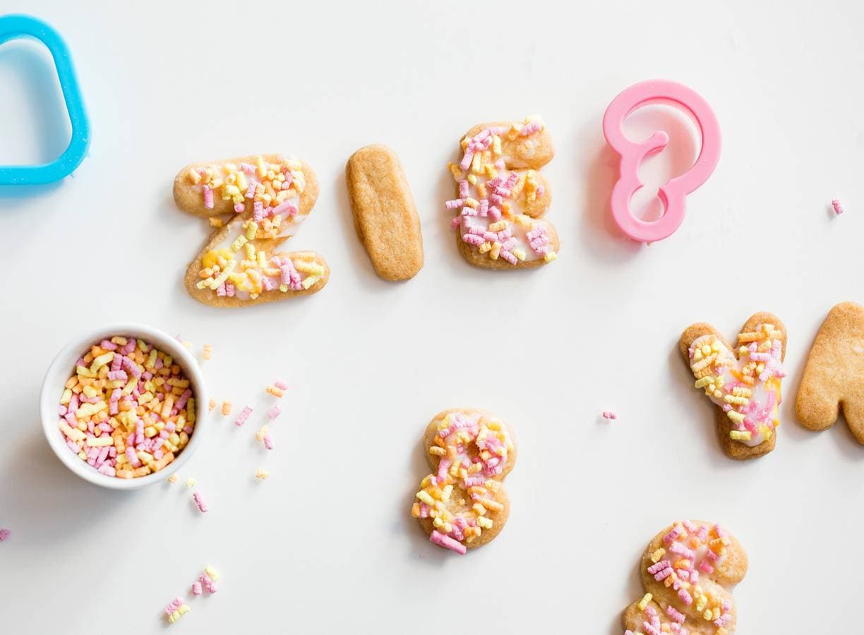 Letterkoekjes met gekleurde hagelslag