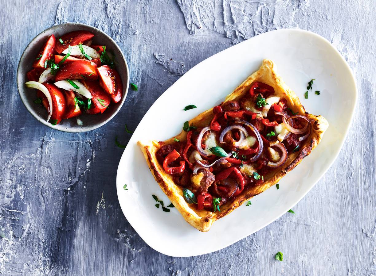 Pittige plaattaart met worst & mozzarella