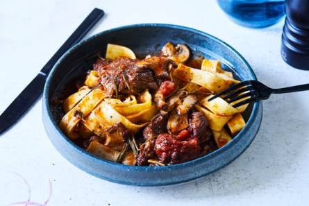 Rundvlees in rode wijn met pasta