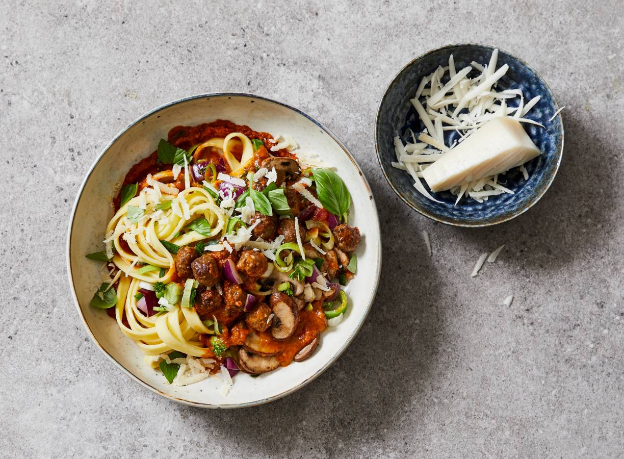 Verse tagliatelle met polpettes in tomatensaus