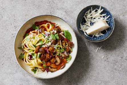 Verse tagliatelle met polpettes in tomatensaus