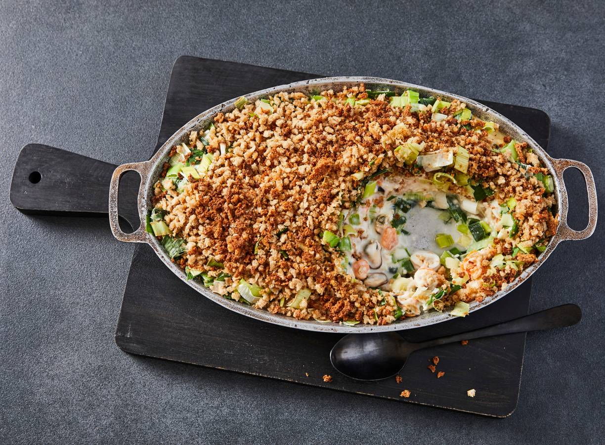 Visragout uit de oven met prei en volkorencrumble