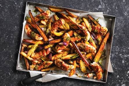 Geroosterde wortel en aardappel met kipfilethaasjes