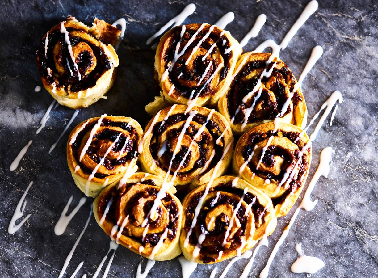 Kaneelbroodjes met walnoten en rozijnen