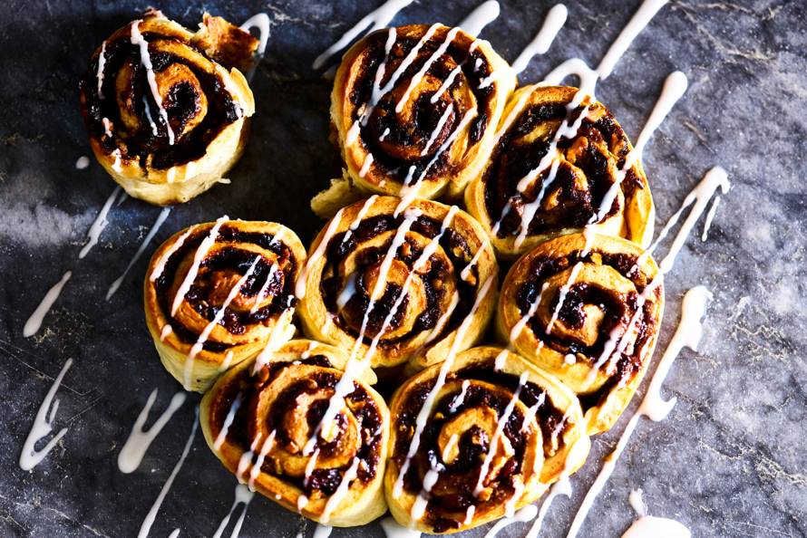 Kaneelbroodjes met walnoten en rozijnen