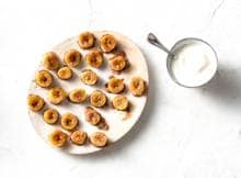 Door plakjes banaan te bakken in de oven tover je ze om tot poffertjes. Lekker!