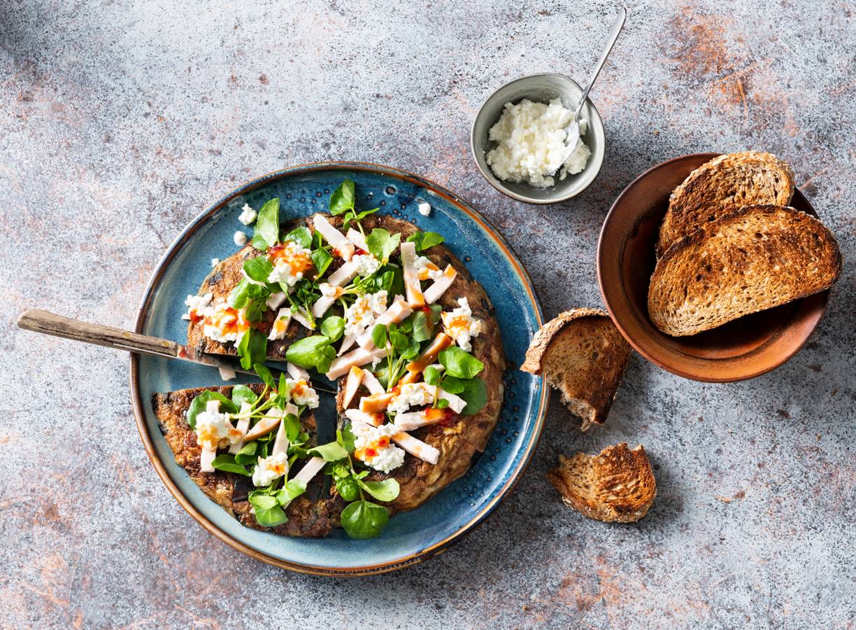 Omelet met aubergine, kip en cottage cheese