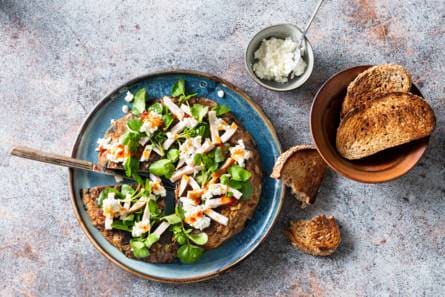 Omelet met aubergine, kip en cottage cheese