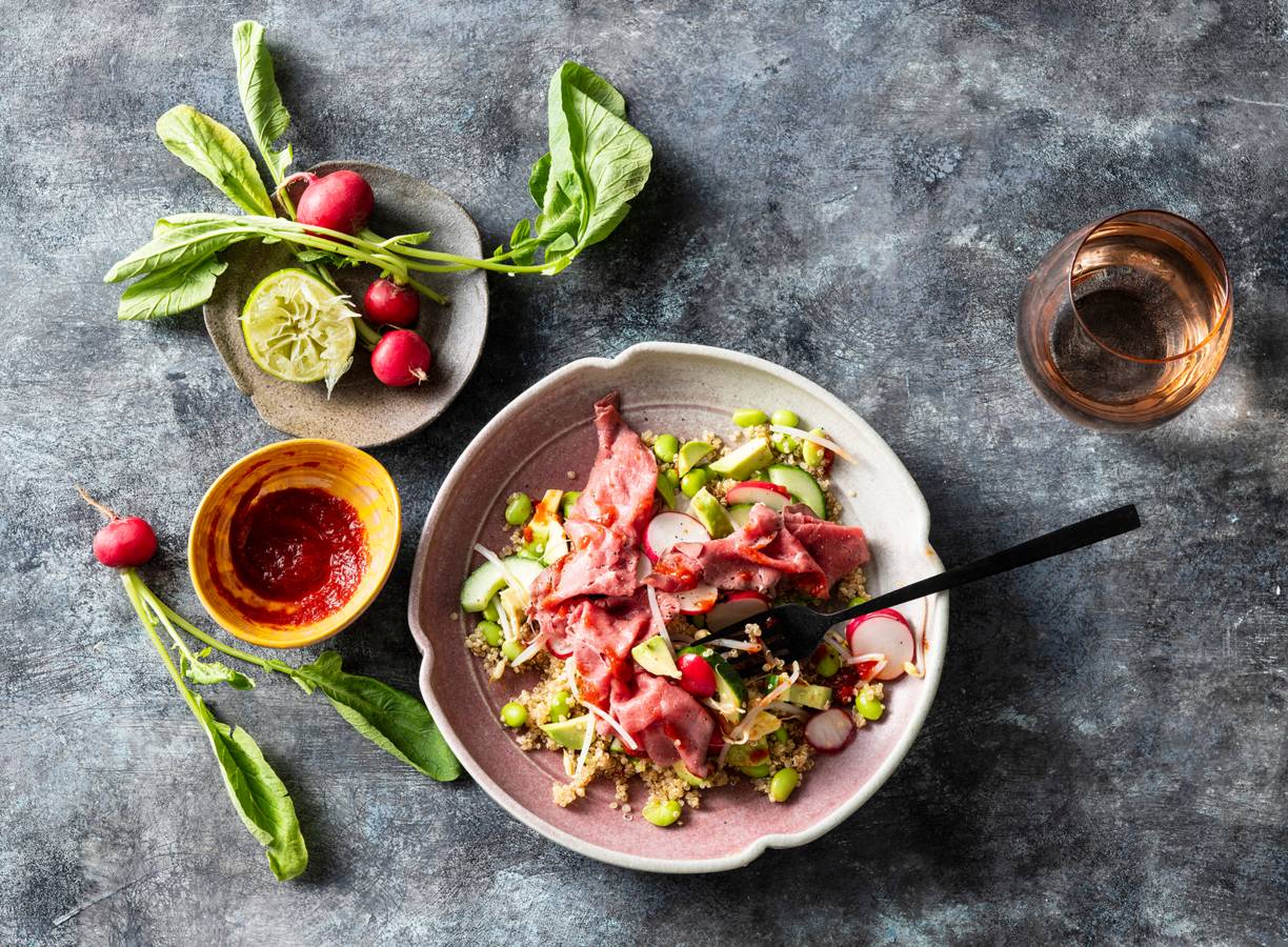 Salade met quinoa, edamame en rosbief