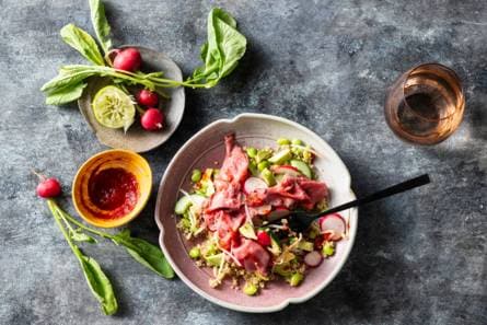 Salade met quinoa, edamame en rosbief
