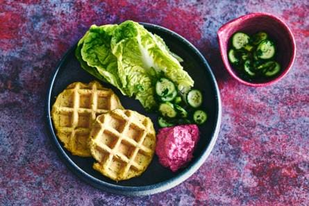 Falafelwafel met hummus en een groene salade