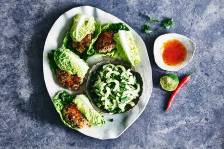 Thaise burgers met komkommersalade