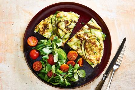 Biologische courgetteomelet met ricotta & veldsla
