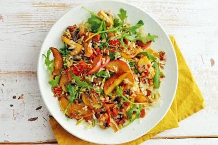 Notenrijstsalade met appel, chorizo en champignons