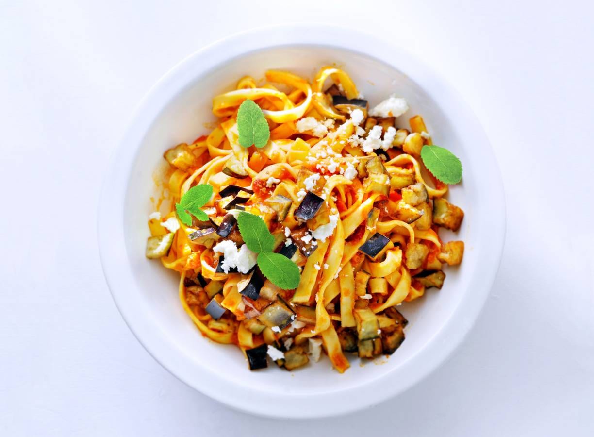 Tagliatelle met tomatensaus, gebakken aubergine & feta