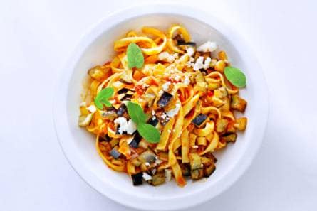 Tagliatelle met tomatensaus, gebakken aubergine & feta