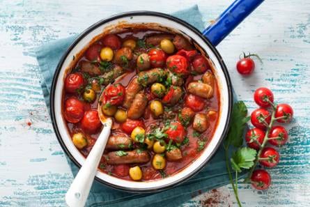 Spaanse schotel met chipolataworstjes, olijven & gebakken gnocchi