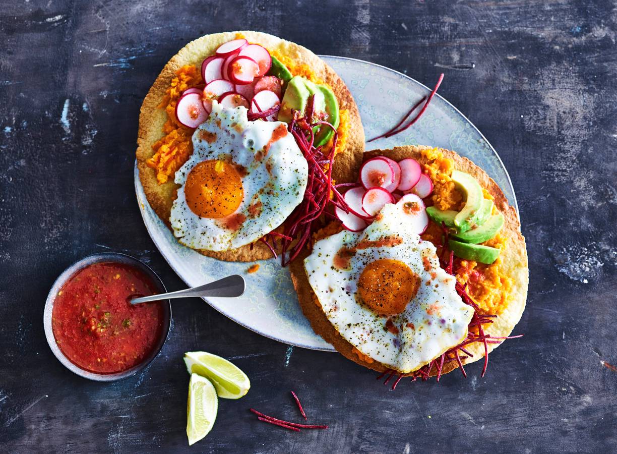 Tostada's met avocado, ei & limoen-tomatensalsa