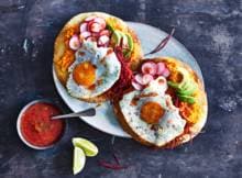 Al het lekkers is zichtbaar op deze open tortilla's: zoete aardappel, avocado, ei en een frisse tomatensalsa.