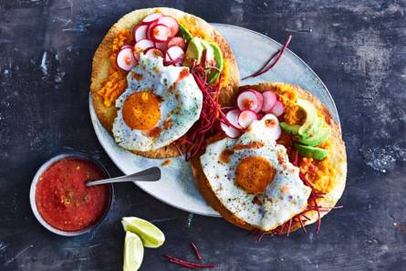 Tostada's met avocado, ei & limoen-tomatensalsa