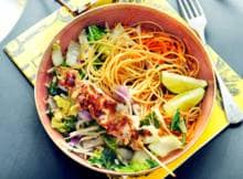 Naast de gewone spaghetti kook je er ook spaghetti van zoete aardappel bij. Lekker!