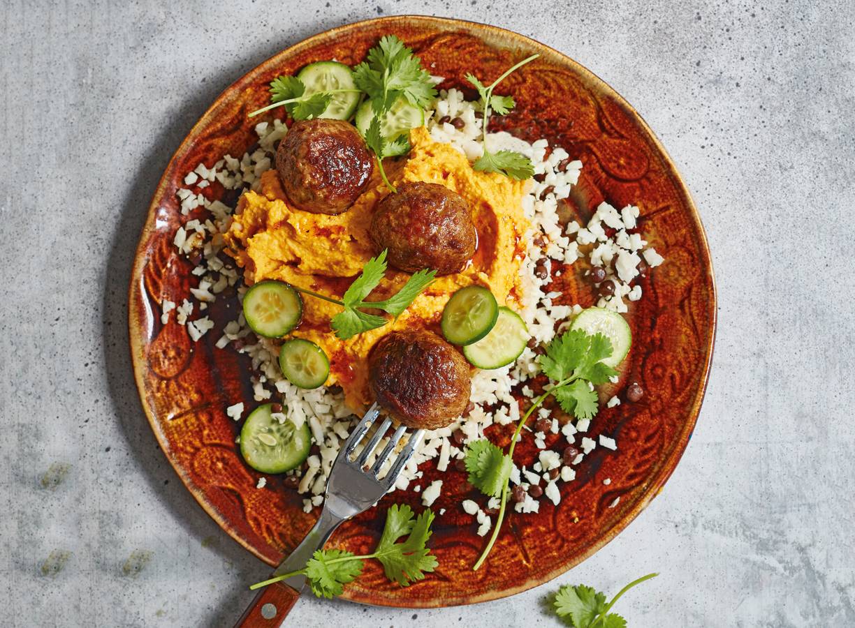 Bloemkoolrijst met gehaktballetjes & pompoenhummus