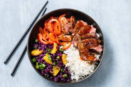 Pittige roerbak van biefstuk met rodekoolsalade & rijst