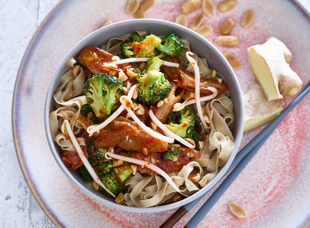 Thaise noedelsalade met vegakip & broccoli